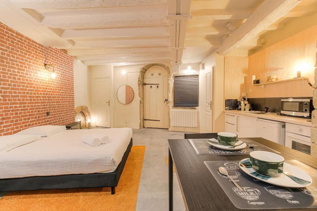 Industrial-Style Studio With Bathtub, Vieux-Лион Екстериор снимка