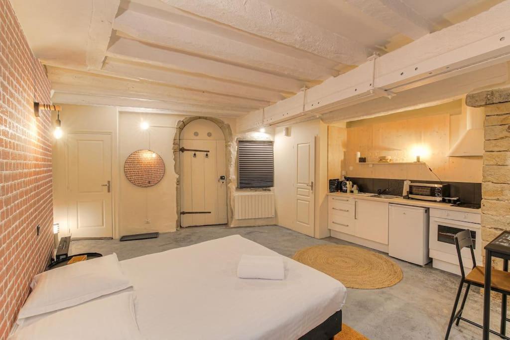 Industrial-Style Studio With Bathtub, Vieux-Лион Екстериор снимка
