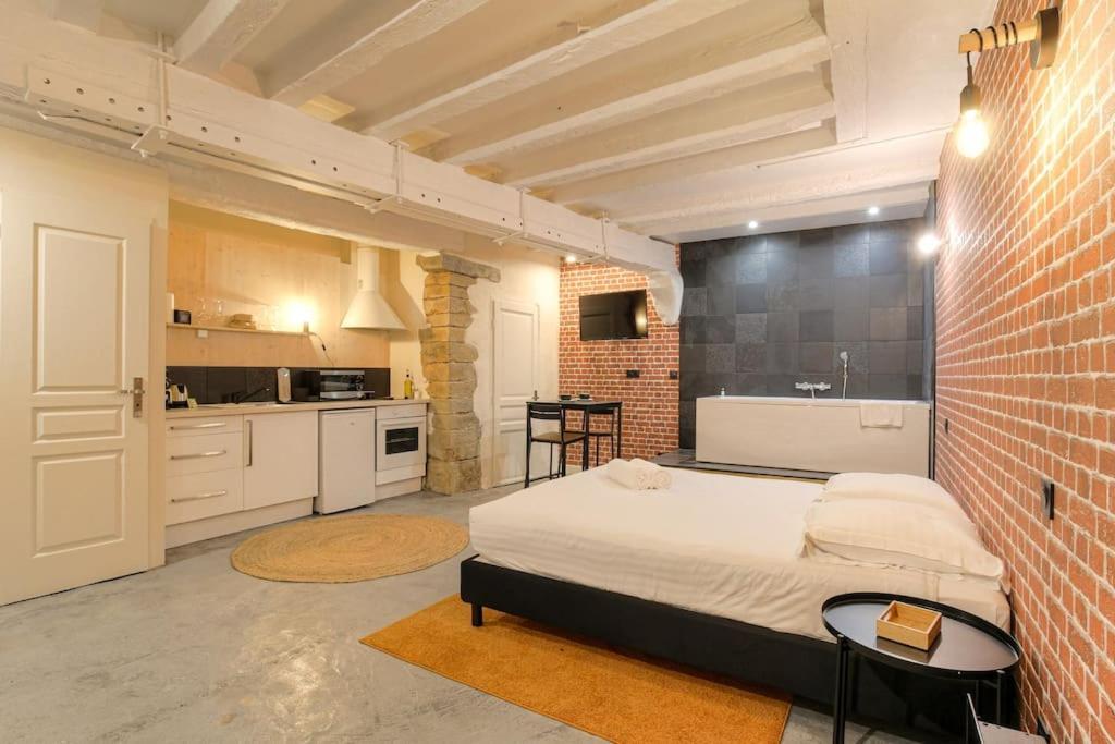 Industrial-Style Studio With Bathtub, Vieux-Лион Екстериор снимка
