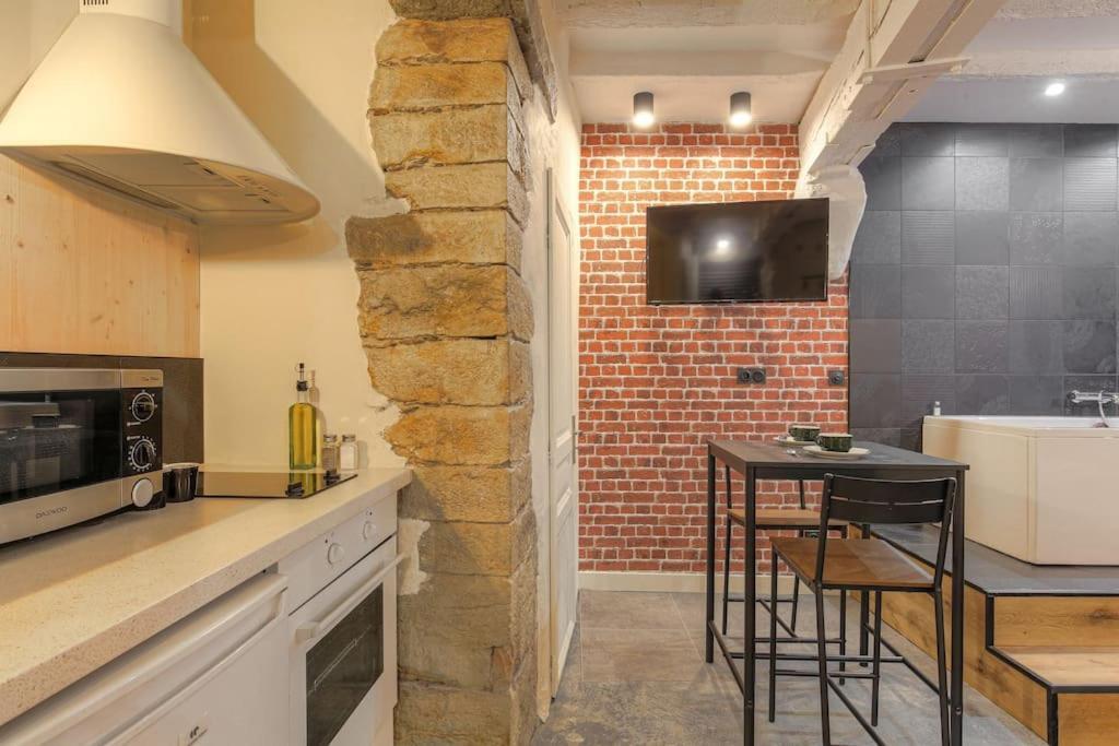 Industrial-Style Studio With Bathtub, Vieux-Лион Екстериор снимка