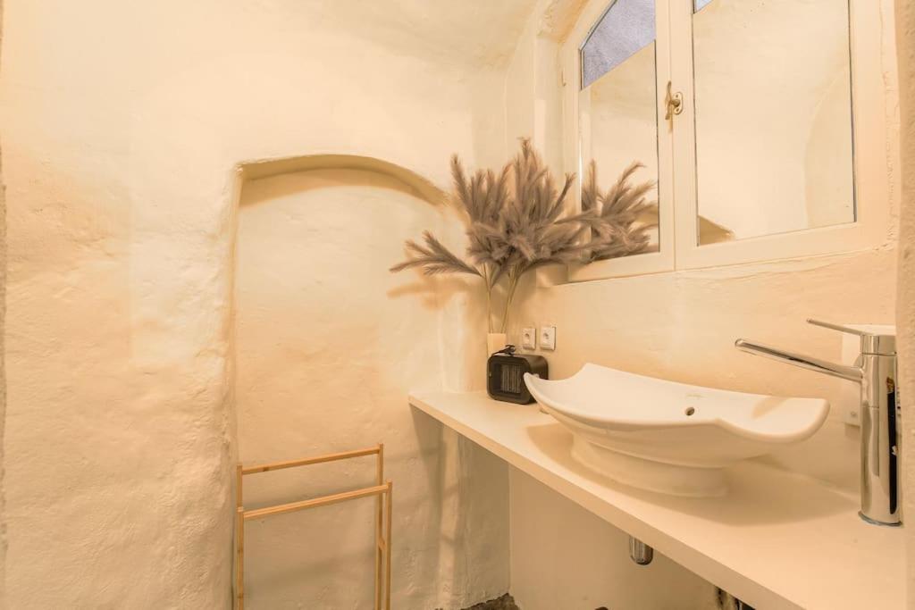 Industrial-Style Studio With Bathtub, Vieux-Лион Екстериор снимка