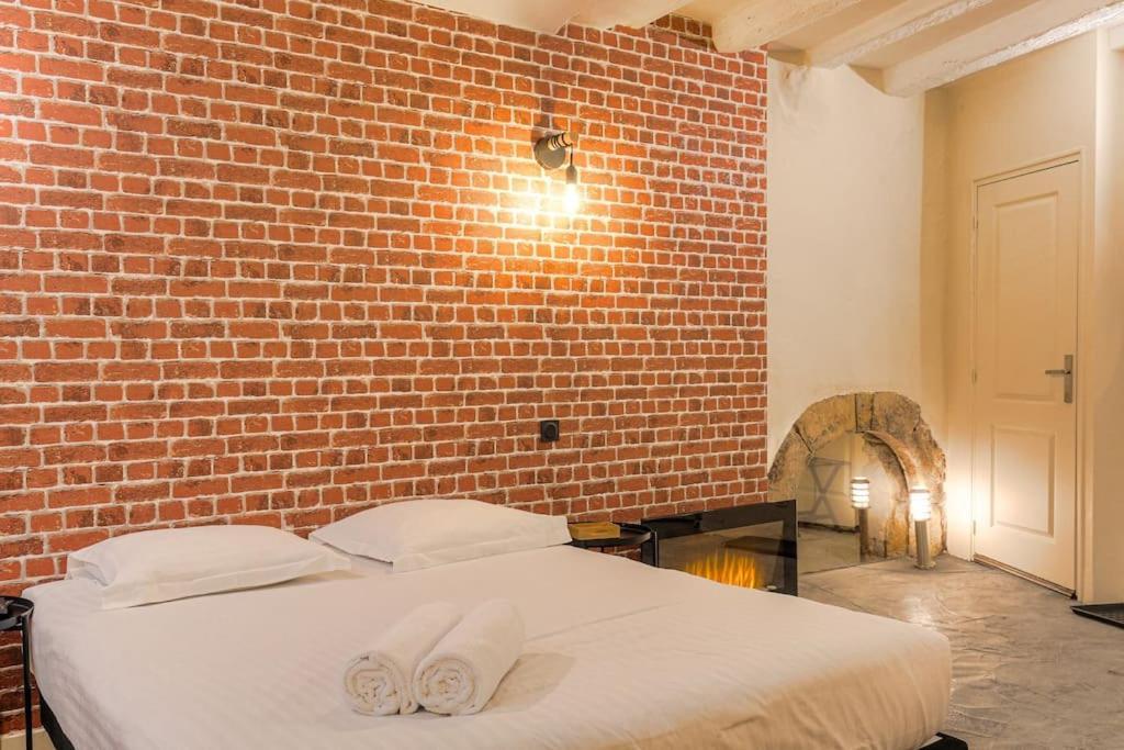 Industrial-Style Studio With Bathtub, Vieux-Лион Екстериор снимка