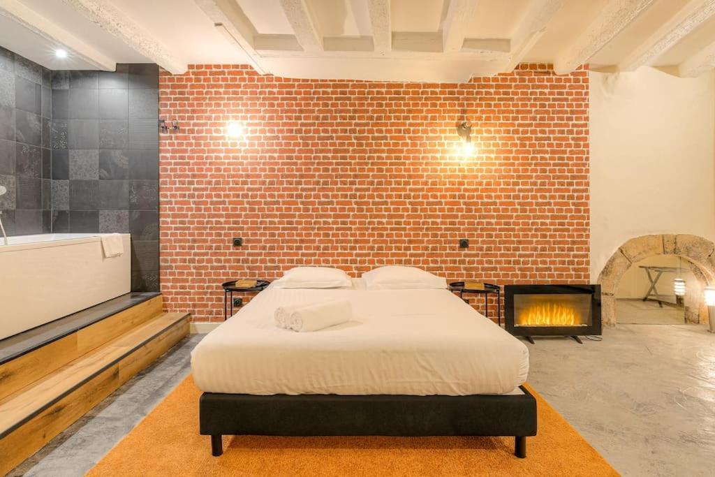 Industrial-Style Studio With Bathtub, Vieux-Лион Екстериор снимка
