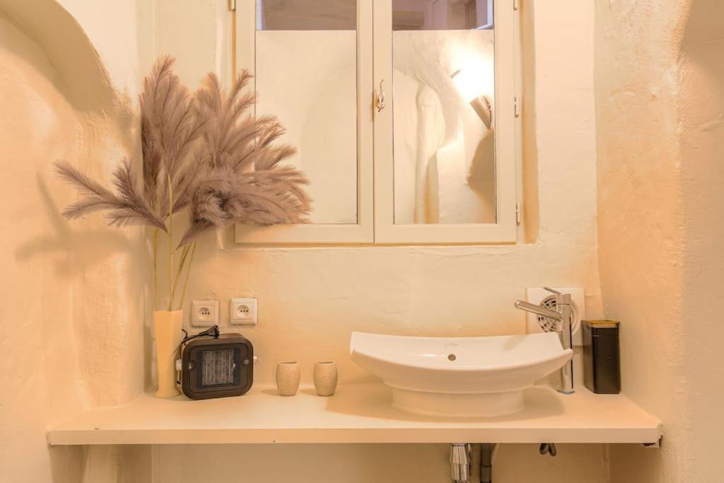 Industrial-Style Studio With Bathtub, Vieux-Лион Екстериор снимка